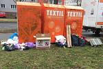 Oranžové kontejnery na textil mohou bezdomovcům v zimním období zachránit život.