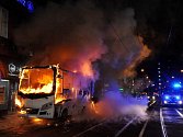 Požár autobusu v centru Prahy omezil tramvajovou dopravu.