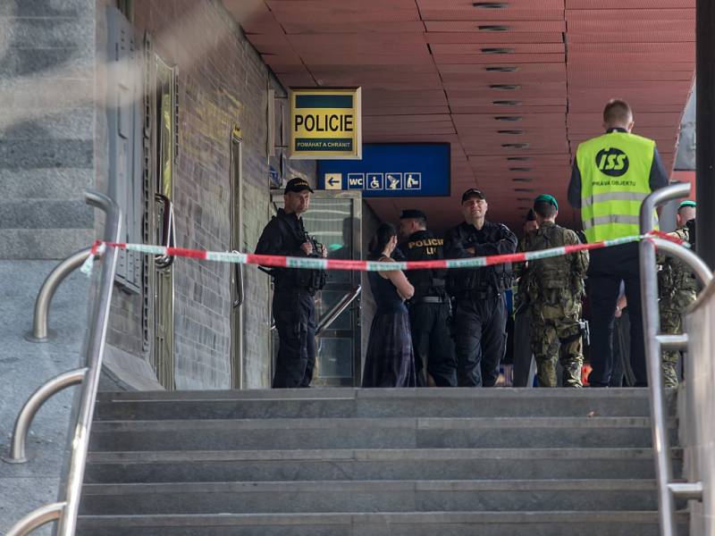 Evakuace pražského hlavního nádraží z důvodů nahlášené bomby.