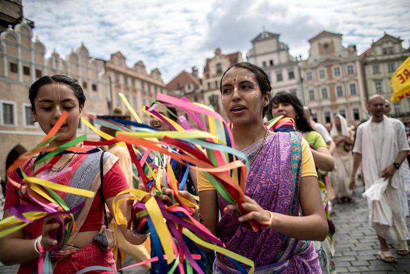 Účastníci desátého ročníku indického festivalu Ratha Yatra prošli 16. července centrem Prahy.