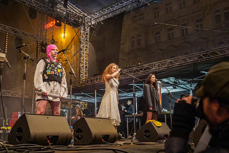 Koncert pro budoucnost 17. listopadu na Václavském náměstí - Pussy Riot.