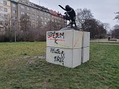 Posprejovaná socha skřeta Putina v Praze