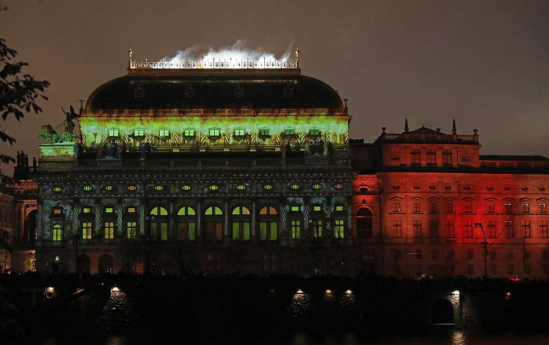 Videomapping na budově Národního divadla k oslavám 100 let republiky.