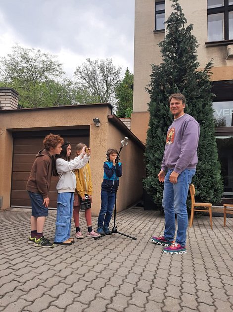 Vojtěch Dyk s dětmi při natáčení krátkého filmu.