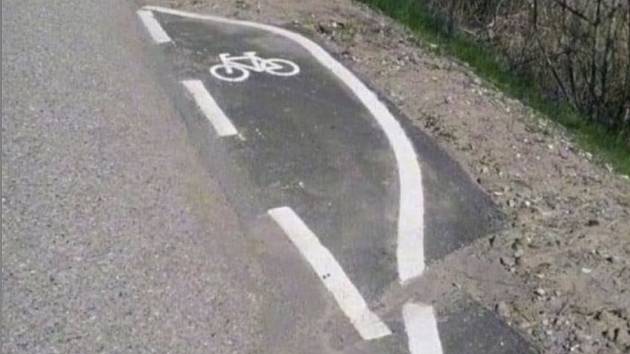 Podnikatel Jan Řežáb sdílel na sociální síti Twitter obrázek vodorovného značení ostrůvku pro cyklisty, které se objevilo v metropoli.
