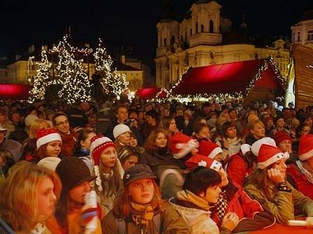 Dnes začaly vánoční trhy na Staroměstském náměstí na kterém primátor Pavel Bém  slavnostně rozsvítíl vánoční strom.