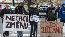 Demonstrace proti zrušení kralupské střední odborné školy a učiliště před budovou Krajského úřadu Středočeského kraje na pražském Smíchově.