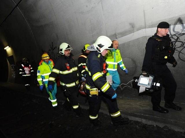 Záchrana muže sraženého vlakem uprostřed železničního tunelu na Žižkově.