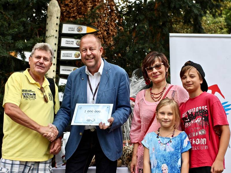 Za vedení zoo pogratuloval rodině dlouholetý marketér Ing. Vít Kahle a předal jim dárky od zoo a jejích partnerů. 