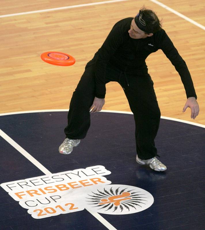 Náročné triky s létajícím talířem předváděli o víkendu závodníci na Freestyle Frisbeer Cupu 2012. Ač to bylo české mistrovství, přijeli i soutěžící ze zahraničí.
