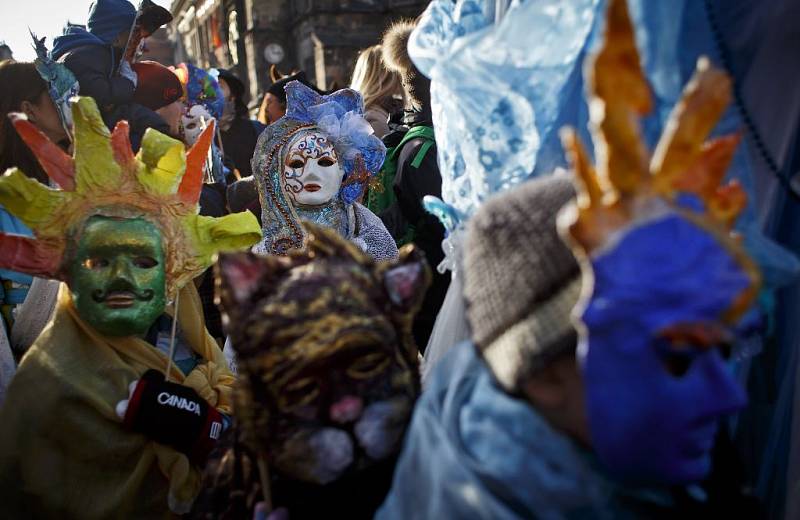 Průvod masek na Staroměstském náměstí v sobotu 7. února odpoledne zahájil letošní pražský karneval, kromě tradičních italských postav nechyběly ani masopustní maškary nebo čínský drak.