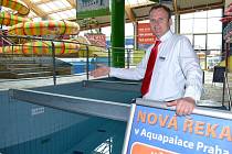 Generální ředitel Aquaparku Čestlice Radek Steinhaizl u právě budovaných atrakcí.