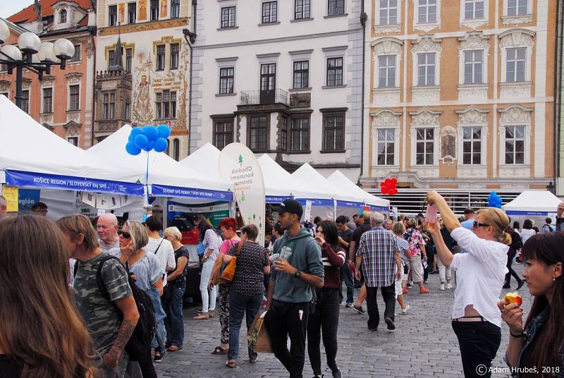 Na Staroměstském náměstí v Praze lidé oslavili sto let republiky.