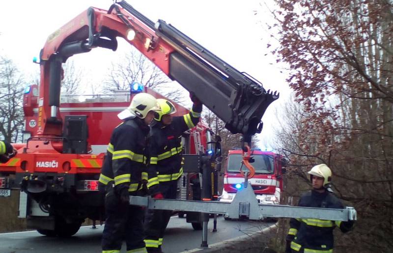 Hasiči vyprostili ženu z havarovaného auta.