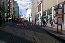 Pražský dopravní podnik (DPP) urychlil opravu kolejí na Národní třídě. Provoz tramvají bude obnoven už v úterý.
