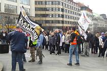 Asi stovka lidí v sobotu odpoledne v centru Prahy protestovala proti vládě, islamizaci a imigraci.