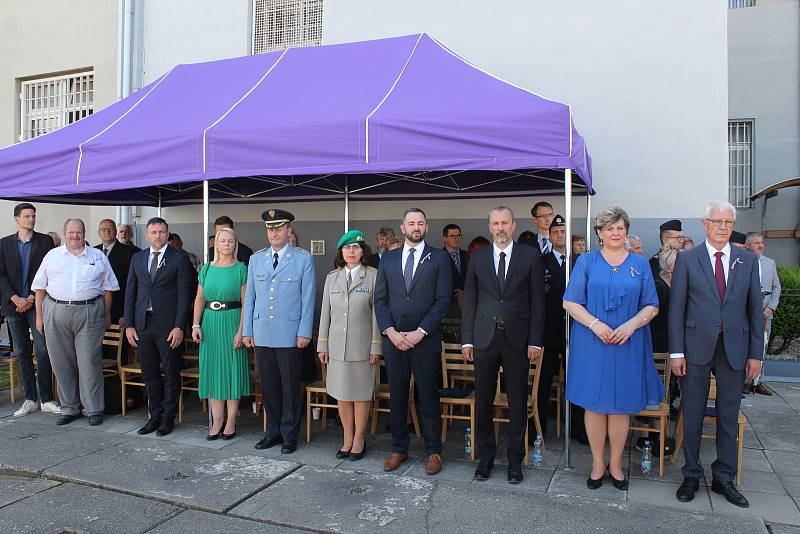 Pietní shromáždění k uctění památky Milady Horákové popravené komunistickým režimem a uctění obětí politických procesů komunistického režimu v areálu Vazební věznice na Pankráci.