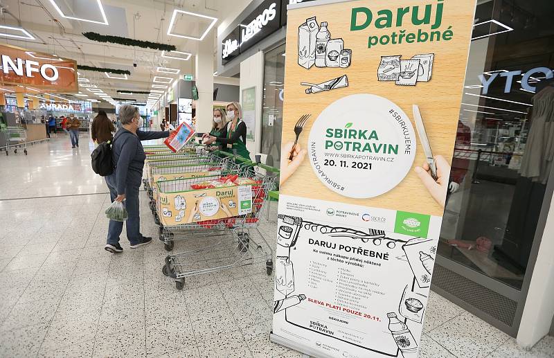 Z potravinové sbírka v pražském supermarketu.