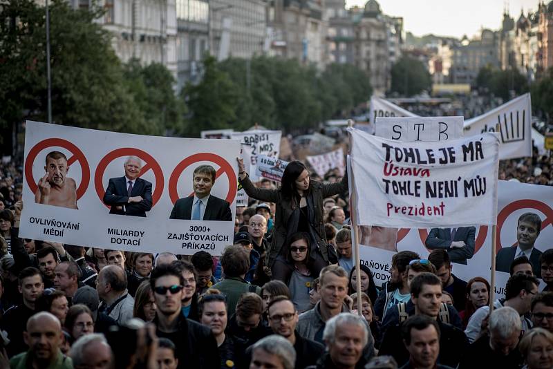 Na dvacet tisíc lidí se sešlo 10. května na pražském Václavském náměstí, aby protestovali proti Andreji Babišovi a Miloši Zemanovi.