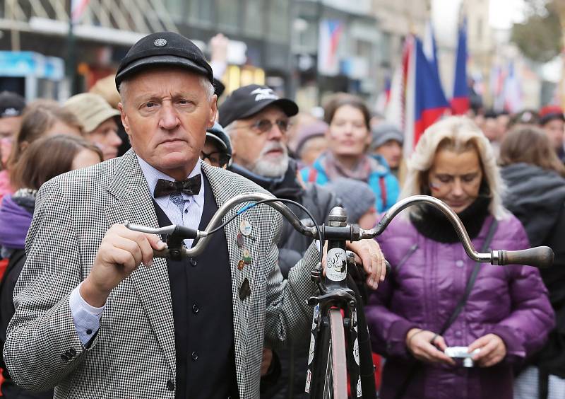 Sokolský Pochod pro republiku ke stému výročí založení Československa vyrazil z pražské Kampy na Václavské náměstí.