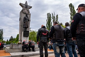 Příznivci proputinovské motorkářské skupiny Noční vlci uctili památku padlých vojáků za druhé světové války během každoroční Cesty vítězství. Protestovali proti nim členové skupiny Kaputin.
