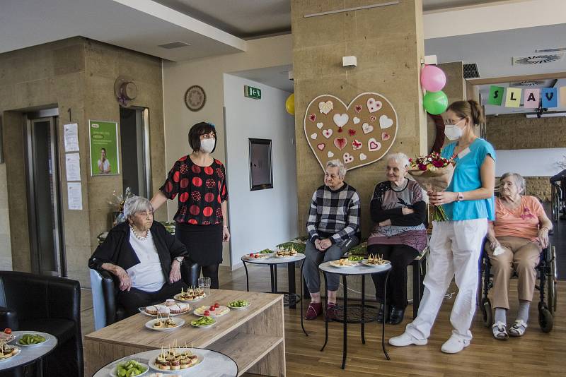 Z oslavy stých narozenin Vlastimily Noskové v Alzheimer Home v Průhonicích.