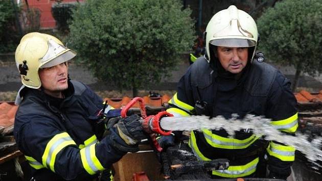 Požár střechy rodinného domu v ulici Pod Strašnickou vinicí v Praze 10.