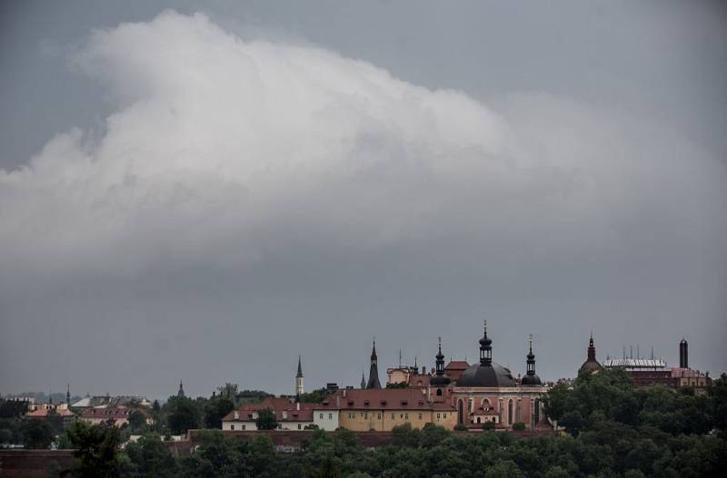 Bouřka nad Prahou.