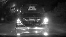 Pražští policisté pronásledovali v krátkém sledu v noci dvě auta. Řidiče mercedesu zadrželi. Šofér BMW uniká.