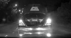 Pražští policisté pronásledovali v krátkém sledu v noci dvě auta. Řidiče mercedesu zadrželi. Šofér BMW uniká.