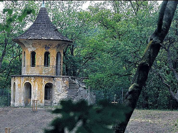 Radnice Prahy 5 chce změnit podobu lesoparku Cibulka od základů. Na fotografii Čínský pavilon.