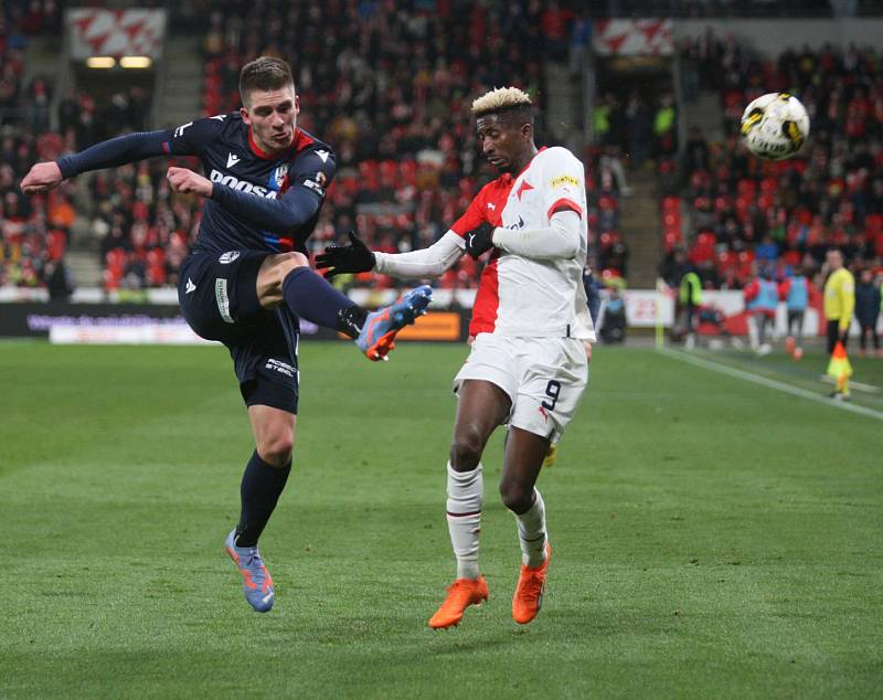 Peter Olayinka při utkání Slavia - Plzeň.