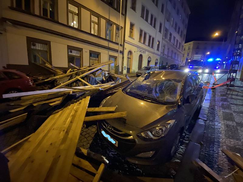 Část střechy shozená větrem poškodila zaparkovaná auta v Cimburkově ulici.