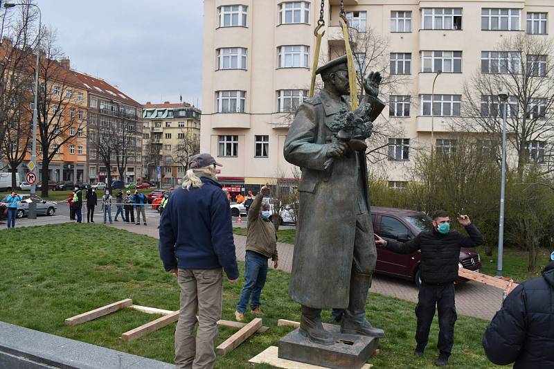 Praha 6 nechala odstranit sochu sovětského maršála Koněva z náměstí Interbrigády.