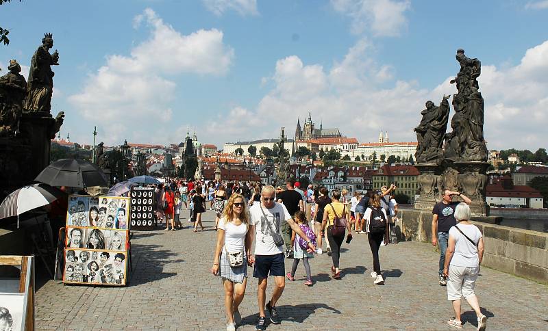 Ještě o víkendu si Pražané užívali tropická vedra na koupalištích, u Vltavy nebo v centru metropole.