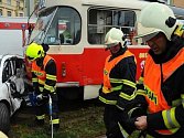 Dopravní nehoda tramvaje a osobního automobilu v Českomoravské ulici v pražské Libni.