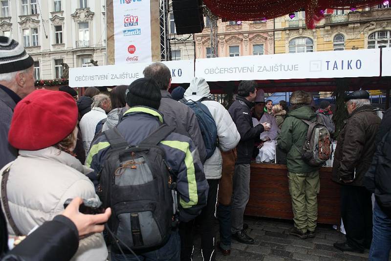 Rozlévání tradičního štědrovečerního pokrmu se ujala podle tradičního zvyku nová pražská primátorka Adriana Krnáčová (ANO). Vedle ní se objevil také ministr financí a šéf hnutí ANO Andrej Babiš.