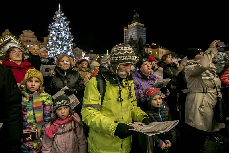 Po celém Česku se díky Deníku zpívaly 13. prosince koledy. Nejinak na pražském Staroměstském náměstí.