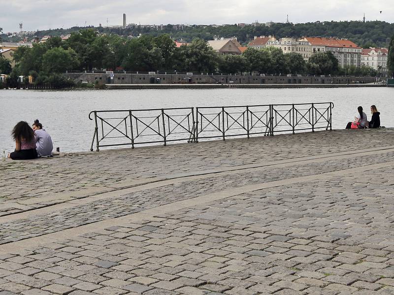 Železniční most, Vyšehrad a Rašínovo nábřeží.