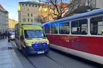Srážka tramvaje s osobou v Jindřišské ulici v Praze.