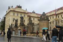 Pražský hrad je cílem takřka všech turistů. A na tom nic nezmění ani déšť.