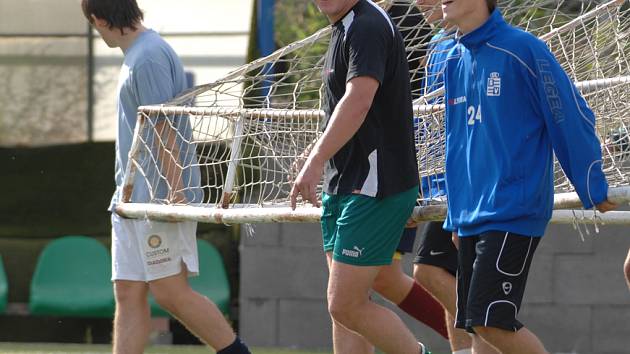 BEZSTAROSTNÍ ŠEMÍCI. Fotbalisté Slavoje Vyšehrad si na tréninku během letní přípravy žádné starosti nepřipouštěli. Otázkou je, zda jim dobrá nálada vydrží i během podzimních bojů v ČFL.