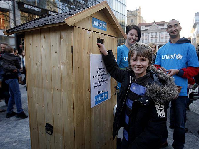 Charitativní akce Nejdelší fronta na WC, kterou pořádá česká pobočka Dětského fondu OSN (UNICEF) při příležitosti Světového dne vody proběhla 22. března v Praze.