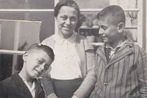 Asaf Auerbach s matkou a bratrem.