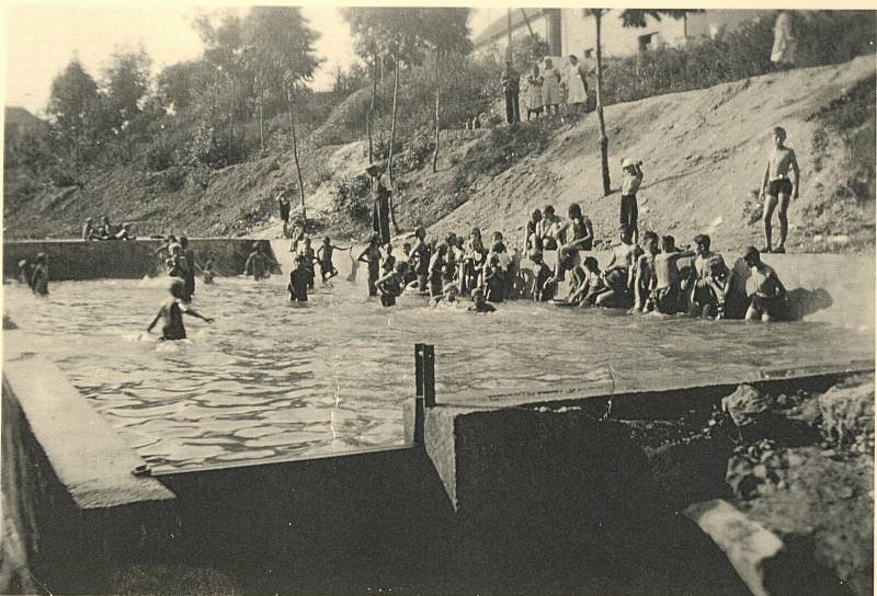 Historická fotografie hasičské nádrže, místními přezdívaná „bazéna“.