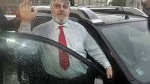 Pražský podnikatel Ivan Jonák opustil v pondělí 28. dubna 2014 po 18 letech vězení. Odpykal si trest za objednávku vraždy své manželky a pokus o likvidaci jejího milence.