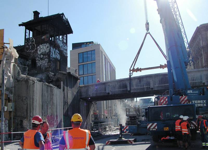 Demolice mostu Negrelliho viaduktu přes Křižíkovu ulici.