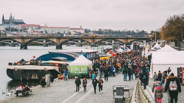 Svatomartinské slavnosti navštěvuje na pražském Rašínově nábřeží kolem šesti tisíc lidí.