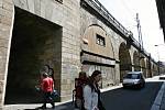 Negrelliho viadukt je veřejností vnímán i jako vstupní brána do Prahy 8. V současné době je viadukt ještě poměrně nevzhledná architektonická dominanta Karlína. Od ledna příštího roku má ale začít jeho očekávaná proměna k lepšímu.