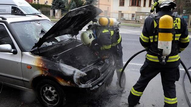 Patnáctitisícovou škodu, která vznikla při požáru motorového prostoru automobilu Škoda Felicia, má na svědomí technická závada na elektrickém systému vozidla.